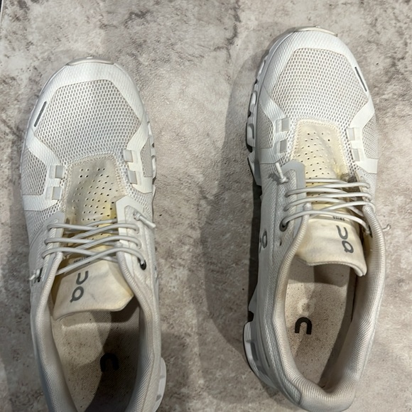 ON CLOUD-All white Cloud 5, Women’s 8/Men’s 6 - Picture 4 of 10